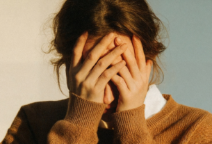 Menopausia y Ansiedad: cómo los cambios hormonales afectan la salud emocional femenina