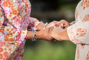 Todo empezó de forma sutil. Un retraso inusual en tu regla, que atribuiste al estrés. Luego, una noche, te despertaste empapada en sudor, con el corazón acelerado. En las semanas siguientes, la ansiedad se instaló en tu pecho como un peso constante, y tus emociones empezaron a parecerle ajenas incluso a ti. Vas al médico, mencionas tus síntomas, y te dicen: "Es la menopausia". Pero cuando buscas información, te encuentras con palabras como *climaterio*, *perimenopausia* y *posmenopausia*. Te sientes confusa. ¿No es todo lo mismo? ¿En qué punto estás exactamente? ¿Esto va a durar para siempre? Entender el mapa de este territorio nuevo es el primer paso para dejar de sentirte a la deriva. No es un solo evento, es un viaje con distintas etapas, cada una con sus propias reglas. Vamos a desglosar, con claridad y calma, las 3 fases del climaterio: perimenopausia, menopausia y posmenopausia. Mi historia: navegando a ciegas hasta que encontré el mapa Soy Laura, tengo 50 años, un matrimonio estable y dos hijos que ya son casi independientes. Mi vida era predecible hasta que, alrededor de los 47, mi cuerpo y mi mente empezaron a jugarme malas pasadas. Tenía sofocos, pero aún tenía la regla (aunque era un desastre). Me sentía irascible y triste sin motivo claro. Pensé: "¿Esto es la menopausia? Pero si aún me viene…". Me sentía tan desinformada y frustrada que decidí investigar hasta entenderlo. Descubrir que estaba en la *perimenopausia*, solo la primera fase de un proceso más largo llamado *climaterio*, fue un alivio. Por fin tenía un nombre para mi experiencia y, lo más importante, sabía que no estaba loca. Primero, aclaremos los términos: ¿Climaterio o Menopausia? Es el error más común. La menopausia es un **punto concreto en el tiempo**: el día en que se cumple 1 año completo sin tener un solo período menstrual. Es un instante, como un cumpleaños. El climaterio (o transición menopáusica) es el **proceso completo**, que puede durar entre 7 y 15 años. Abarca todos los cambios físicos, hormonales y emocionales que rodean a ese momento. Imagínalo como un viaje en tren: la menopausia es una estación específica del recorrido; el climaterio es todo el viaje, desde que subes al tren hasta que llegas a tu destino final. Este viaje tiene tres etapas del climaterio claramente diferenciadas. Fase 1: La Perimenopausia (La "Montaña Rusa" Hormonal) Es la fase de transición. Tu cuerpo empieza a prepararse para el fin de la vida reproductiva. Los ovarios empiezan a funcionar de forma errática, produciendo hormonas (sobre todo estrógeno y progesterona) en montaña rusa. ¿Qué es la perimenopausia en la práctica? Es el periodo en el que puedes experimentar síntomas, pero aún tienes la regla (aunque sea irregular). Es la fase más larga y, para muchas, la más sintomática. Síntomas de la perimenopausia más comunes Cambios en el ciclo menstrual: El sello distintivo. Los periodos pueden acortarse, alargarse, ser más abundantes, más leves o saltarse meses. Es la pista más clara. Sofocos y sudores nocturnos: Pueden empezar aquí, a menudo antes de que la regla desaparezca por completo. Alteraciones del sueño: Insomnio, despertares frecuentes (a menudo por los sofocos). Síntomas emocionales y cognitivos: Cambios de humor, irritabilidad, ansiedad, tendencia a la tristeza, "niebla mental" (dificultad para concentrarte o recordar palabras). Síntomas físicos: Dolor articular, dolores de cabeza, palpitaciones, sequedad vaginal incipiente, pérdida de libido. ¿Cuánto dura la perimenopausia? Esta es una de las grandes preguntas. Por lo general, comienza a mediados de los 40 (a veces antes, en la perimenopausia temprana) y dura un promedio de 4 años. Pero es muy variable: puede ser desde unos pocos meses hasta más de 10 años. Termina oficialmente cuando se cumple 1 año sin menstruación, momento en que pasas a la siguiente fase. Fase 2: La Menopausia (La Línea de Meta Oficial) Como dijimos, no es una fase, es una fecha. Es un diagnóstico retrospectivo. El día en que celebras el primer aniversario de tu última regla, puedes decir: "Mi menopausia fue en [fecha]". A partir de ese día, se considera que has dejado atrás la perimenopausia y estás oficialmente en la posmenopausia. Edad promedio: En España y gran parte del mundo, ocurre alrededor de los 51-52 años. ¿Qué pasa con los síntomas? Los síntomas (sofocos, etc.) NO desaparecen mágicamente este día. De hecho, pueden continuar e incluso intensificarse en los primeros años de la posmenopausia. La diferencia es que ya no hay posibilidad de embarazo y los ovarios han dejado de liberar óvulos de forma definitiva. Fase 3: La Posmenopausia (El Nuevo Equilibrio) Es la etapa que abarca el resto de tu vida después de haber cruzado la línea de la menopausia. Los primeros 5-7 años después de la menopausia aún se consideran una "posmenopausia temprana", donde muchos síntomas agudos (como los sofocos intensos) suelen persistir pero, con suerte, van disminuyendo gradualmente. ¿Qué caracteriza la posmenopausia? Niveles hormonales estables (pero bajos): La montaña rusa de la perimenopausia ha terminado. Los estrógenos y la progesterona se estabilan en niveles bajos. Tu cuerpo se acostumbra a este nuevo "punto de ajuste". Evolución de los síntomas: Los sofocos suelen disminuir en frecuencia e intensidad con el tiempo (aunque pueden persistir en algunas mujeres durante muchos años). La sequedad vaginal y la atrofia genital, sin embargo, suelen ser progresivas si no se tratan. Enfoque en la salud a largo plazo: Esta fase pone el foco en la prevención. La falta de estrógenos protectores aumenta el riesgo a largo plazo de ciertas condiciones: Osteoporosis: Pérdida de densidad ósea. Enfermedad cardiovascular: Aumento del riesgo de problemas cardíacos. Cambios metabólicos: Mayor tendencia a ganar peso y a acumular grasa abdominal. Por eso, la posmenopausia no es un "final", sino una nueva etapa que requiere un enfoque proactivo en el cuidado de tu salud. Tu Guía Rápida de las 3 Fases: Un Resumen Visual Imagina una línea de tiempo: PERIMENOPAUSIA (Años 40-mitad de los 50): Reglas irregulares. Síntomas como sofocos, ansiedad, niebla mental. Duración media: 4 años. MENOPAUSIA (Un día concreto ~51 años): Marca el 1er aniversario sin regla. Es la puerta de entrada a la siguiente fase. POSMENOPAUSIA (Del año posterior en adelante): Sin reglas para siempre. Los síntomas agudos pueden amainar. El foco está en la salud ósea, cardíaca y metabólica. ¿Por qué es tan importante saber en qué fase estás? Porque te empodera. Entender que estás en la perimenopausia te explica por qué tienes síntomas pero aún sangras. Te ayuda a hablar con tu médico con propiedad ("Doctor, creo que estoy en la perimenopausia y estos son mis síntomas"). Te permite buscar información específica para tu etapa. Y, sobre todo, te da la tranquilidad de saber que lo que te pasa tiene un orden, una progresión y, lo más importante, un final para la parte más caótica. ¿Y ahora qué? Pasos prácticos que puedes dar Lleva un diario: Anota tus ciclos, síntomas y estado de ánimo. Es la mejor herramienta para identificar patrones y hablar con tu ginecólogo. Habla con tu médico: No minimices tus síntomas. Una consulta puede descartar otras causas y abrir opciones de manejo (desde cambios en el estilo de vida hasta terapia hormonal). Adapta tu estilo de vida: Nutrición, ejercicio, gestión del estrés y sueño no son clichés; son tus pilares fundamentales para navegar cada fase con más fortaleza. Busca tu tribu: Habla con amigas, únete a foros o comunidades. Ver que otras atraviesan lo mismo es profundamente terapéutico. Conclusión: este viaje tiene paradas y un destino Recordar que el climaterio es un proceso con las 3 fases del climaterio: perimenopausia, menopausia y posmenopausia cambia la perspectiva. Ya no estás "en la menopausia" de forma vaga y aterradora. Estás transitando una etapa específica, con un principio y un fin conocido. La perimenopausia, con toda su turbulencia, pasará. La menopausia es solo un hito. Y la posmenopausia es una larga etapa de vida donde, con los cuidados adecuados, puedes construir un bienestar sólido y disfrutar de una nueva libertad. No estás rota. Estás en transición. Y ahora, por fin, tienes el mapa en tus manos.