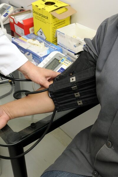 Cómo hablar con tu médico sobre las hormonas sin que te desestimen