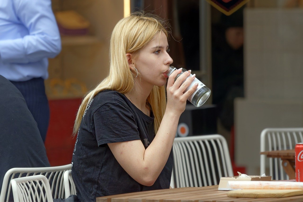 La importancia de la hidratación para el metabolismo y la saciedad en la menopausia