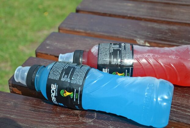 Bebidas isotónicas caseras vs. comerciales para la hidratación